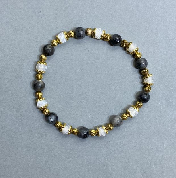 צמיד אגט קר חלק בקוטר 5.5 מ״מ +- לאבריקט חלק בקוטר 6 מ״מ +- עם תוספות מתכתיות, אורך 18 ס״מ +- אלסטי