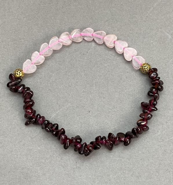 צמיד קווארץ ורוד לב בצורת לב, קוטר 6 מ״מ+- שבבי גרנט 6×3 מ״מ+- עם תוספות מתכתיות, אורך 18 ס״מ+- אלסטי