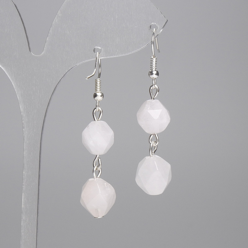 עגילים מקוורץ ורוד חתוך מרוב-פנים 10×9 מ״מ, אורך 40 מ״מ