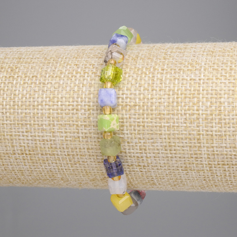 צמיד אסורטי (ג'ספר, אגאט, טורמלין) בקוביות מחורצות 6×6 מ״מ, אורך 18 ס״מ — סטרץ