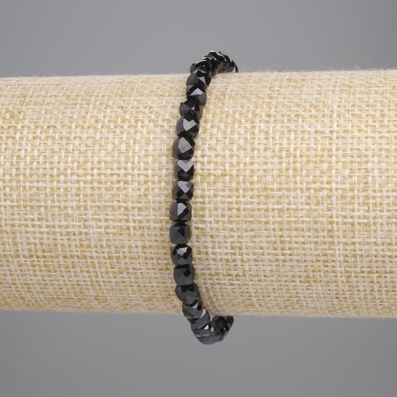 צמיד טורמלין שחור – קוביה מגולפת 4×4 מ"מ ±, אורך 18 ס״מ ± גמיש