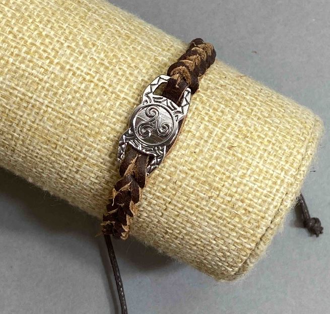 צמיד לגברים עם רכיב מתכתי, עובי 10 מ״מ, עור אקולוגי חום, אורך 18–22 ס״מ, מתכוונן