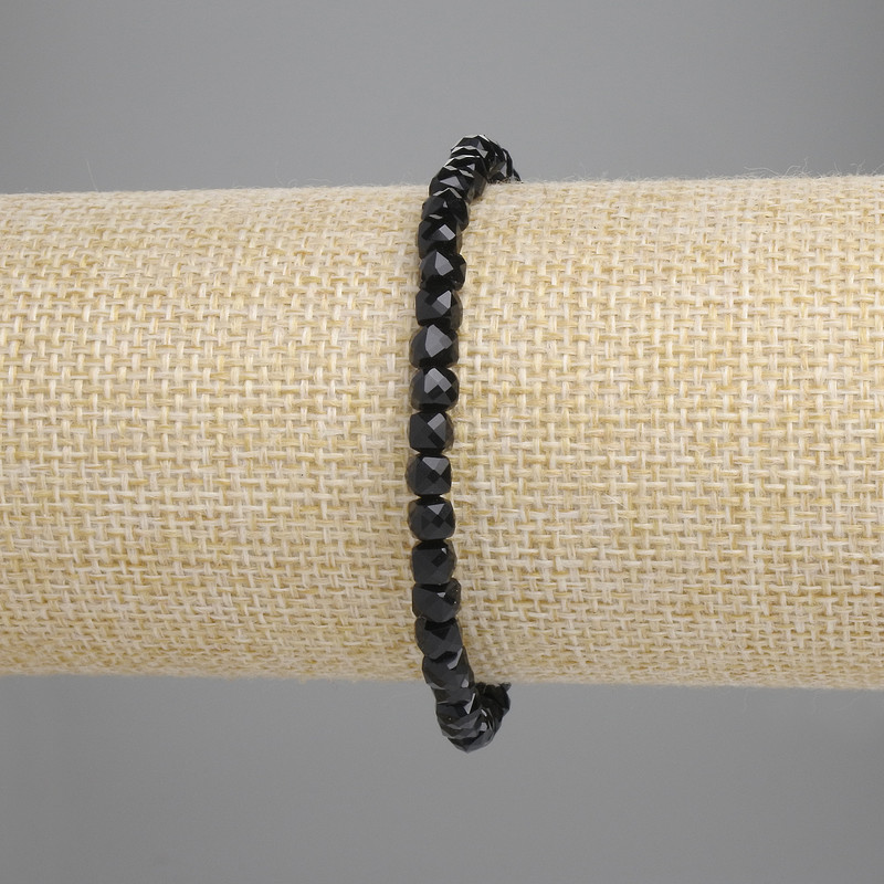 צמיד טורמלין מגורען בצורת קוביה, ממדים 4×4 מ״מ, אורך 18 ס״מ, על בסיס אלסטי