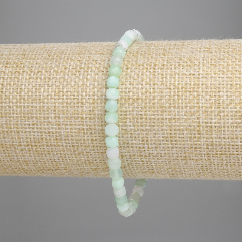 צמיד ברקת בצורת קוביות מחוספות, בממד 4×4 מ״מ ±, אורך 18 ס״מ ±, על בסיס אלסטי