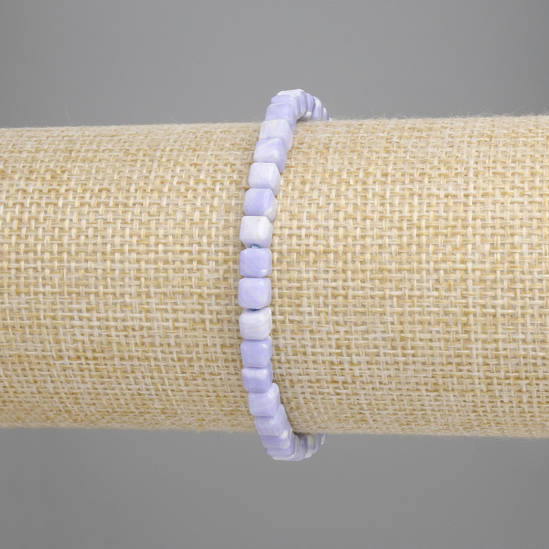 צמיד אגט תכלת עם קוביות מחוספות בקוטר 4×4 מ״מ, אורך 18 ס״מ ± סטרץ'