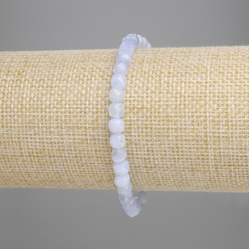 צמיד אגט כחול מחורץ בצורת קובייה, ממדים 5×5 מ״מ, אורך 18 ס״מ, סטרץ