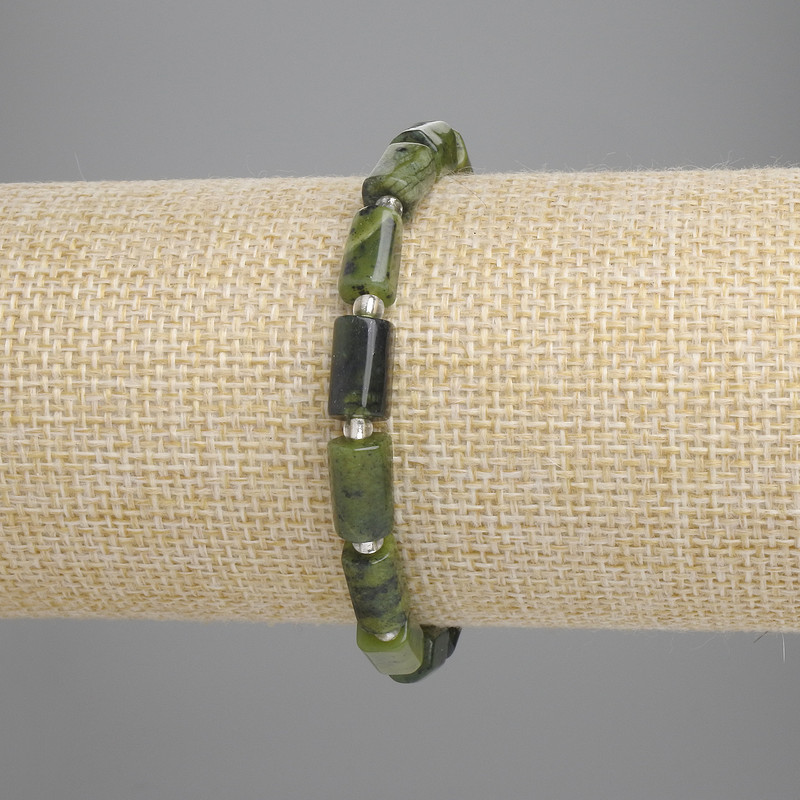 צמיד ג'יידייט בשבבי אבנים, קוטר 8 מ״מ, 5–10×5 מ״מ ±, חרוזים זעירים 3 מ״מ ±, אורך 18 ס״מ ±, סטרץ