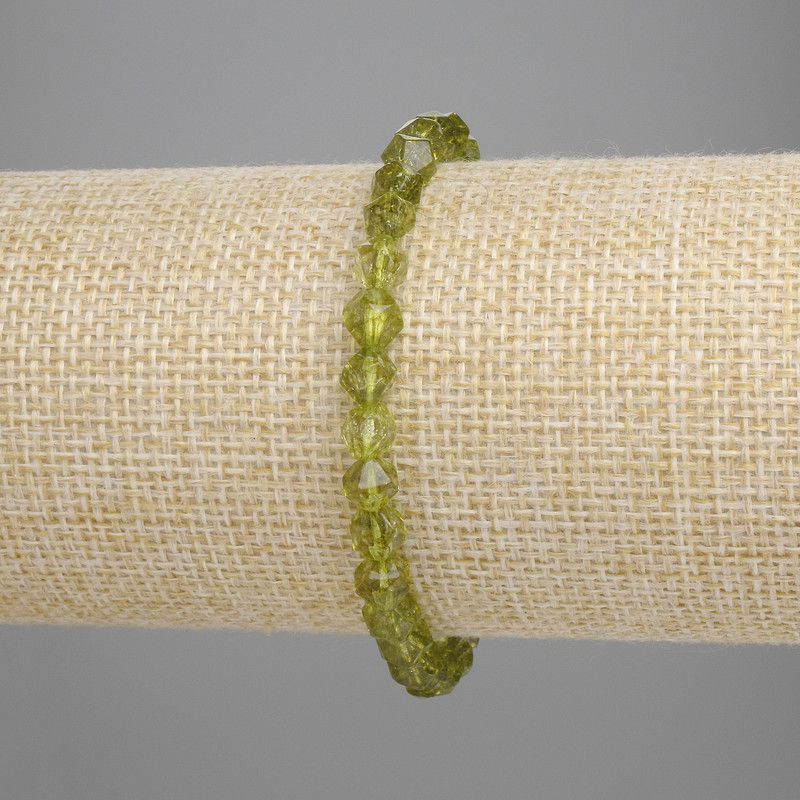 צמיד כריזוליט עם חרוזים חתוכים, קוטר כ-5 מ״מ, אורך 18 ס״מ, גומי אלסטי