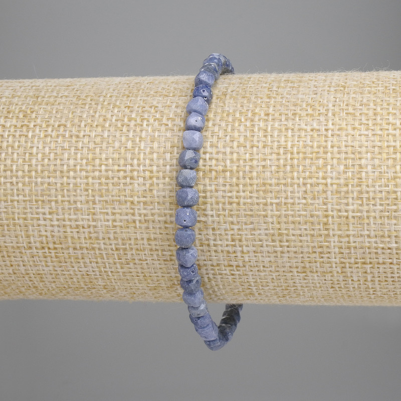 צמיד אלמוג ספוגי בצורת קוביות מלוטשות 4×4 מ״מ, אורך 18 ס״מ, אלסטי