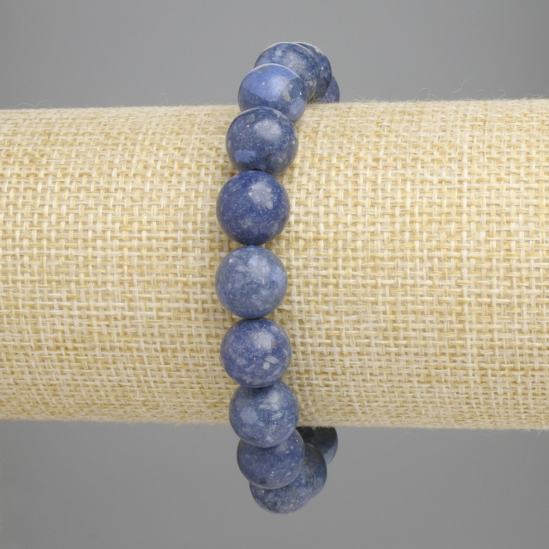 צמיד מאלמוג ספוגי עם חרוזים חלקים בקוטר כ-10.5 מ״מ, אורך 18 ס״מ, סטרץ