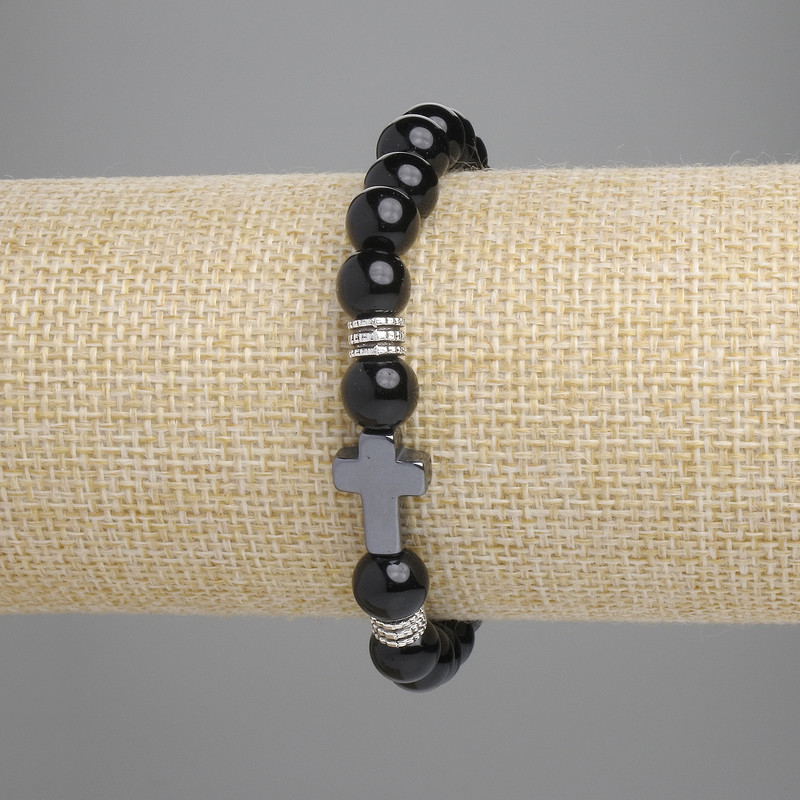 צמיד אגט והמטיט — חרוזי אגט חלקים בקוטר 8 מ״מ, צלב מהמטיט 14×10 מ״מ, אורך 18 ס״מ, אלסטי