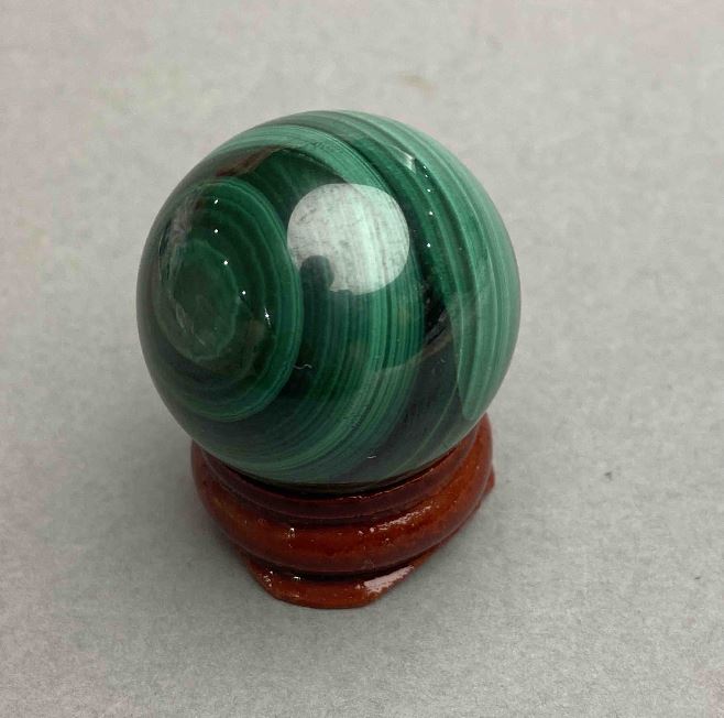 כדור מזכרת מלכיט, קוטר 29 מ״מ, משקל כ-50 גרם