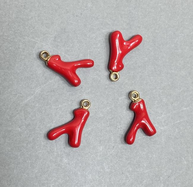 תליון תלייה עם אמייל אדום בצבע מתכת זהוב, קוטר 20×11 מ״מ, פתח 2.2 מ״מ, אריזה (4 יחידות)