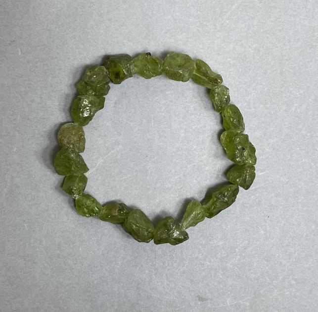 צמיד כריזוליט מאבן טבעית גולמית, קוטר 10–14×9–10 מ״מ, אורך 18 ס״מ ± אלסטי