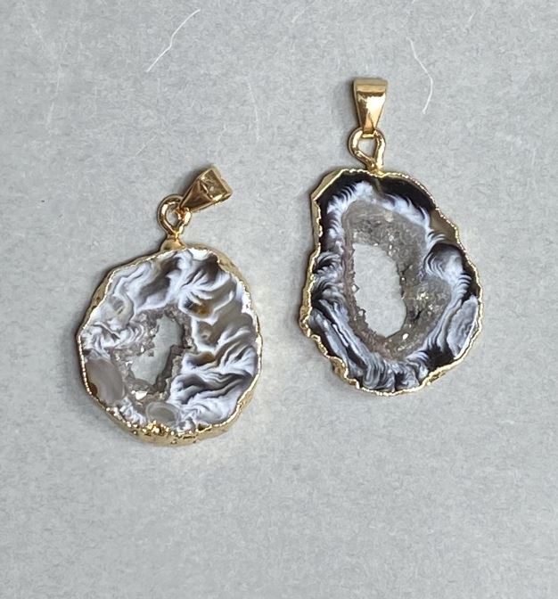 תליון אגט טבעי, חתוך בדרוזה 23–25×20–22 מ״מ, אורך 32–37 מ״מ, במגוון גדלים