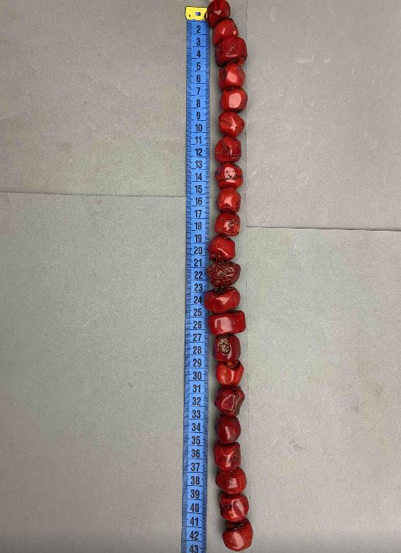 חרוזי אלמוג טבעי חתוכים בגדלים שונים, קוטר מגוון: 12–20×18–24 מ״מ, משקל כ-288 גרם, אורך 42 ס״מ ± על חוט