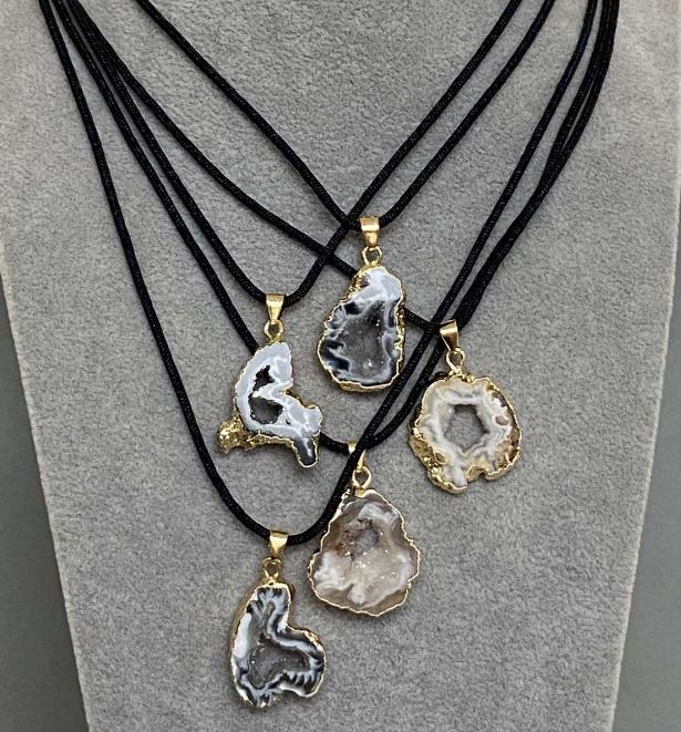 תליון אגט עם דרוזה, חתך 23–25×20–22 מ״מ, אורך 32–37 מ״מ, מגווני גדלים על השרוך, אורך 56 ס״מ, מתכוונן באמצעות קשירה