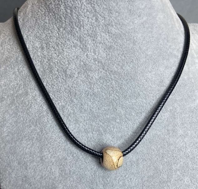 תליון עם יאשמה נוף פנדורה, קוטר כ-13.5×11.5 מ״מ – על חוט גומי רך באורך 60 ס״מ + שרשרת הארכה 5 ס״מ