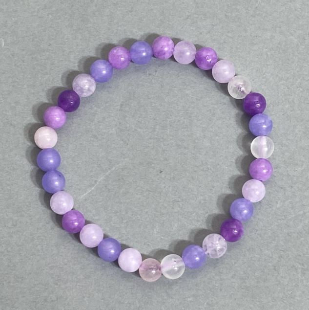 צמיד קוורץ ורוד ואמטיסט, חרוזים חלקים בקוטר כ-6 מ״מ, אורך כ-18 ס״מ, אלסטי