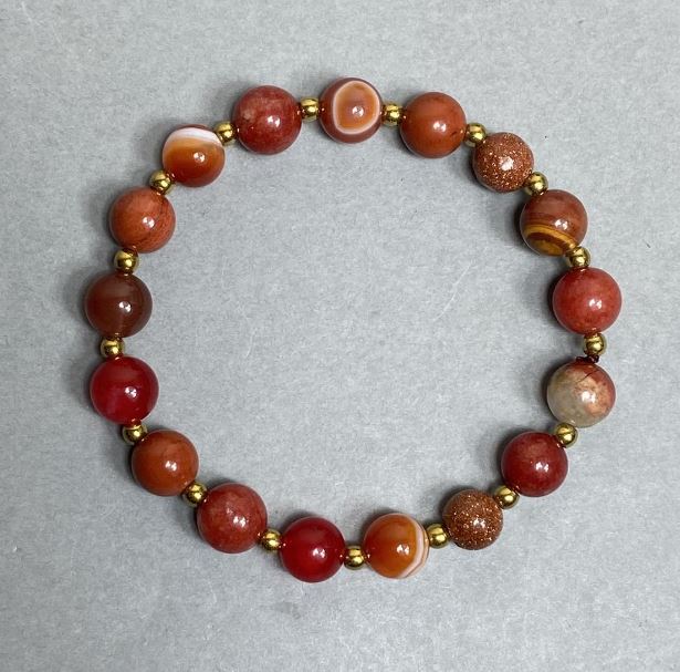 צמיד אגת ואוואנטורין «זהב חול» – חרוזי 8 מ״מ ±, חרוזי המטיט 2 מ״מ ±, אורך 18 ס״מ סטרץ'