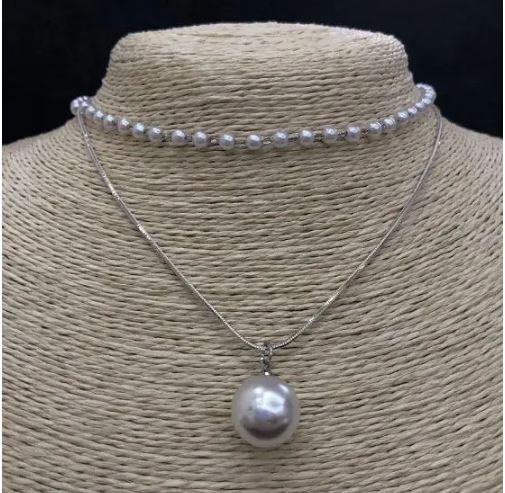 צ'וקר כפול לצוואר, חרוז כדורי במראה פנינים מלאכותיות (אקריל), בקוטר 14 מ״מ, אורך 32–38 ס״מ, מתכת אפורה