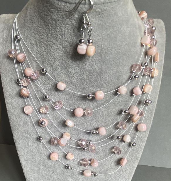 סט עגילים ושרשרת «על מיתרי הנשמה» חרוזי פנינים, קוטר 7 מ״מ, 7,5×5,5 מ״מ, אורך 45–50 ס״מ