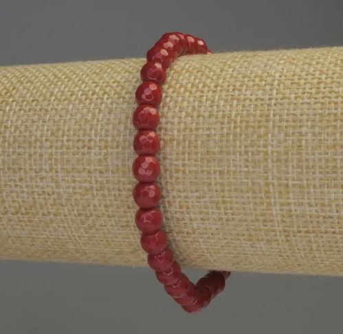 צמיד קורל מחורץ עם חרוזים בקוטר 6 מ״מ, אורך 18 ס״מ סטרץ'