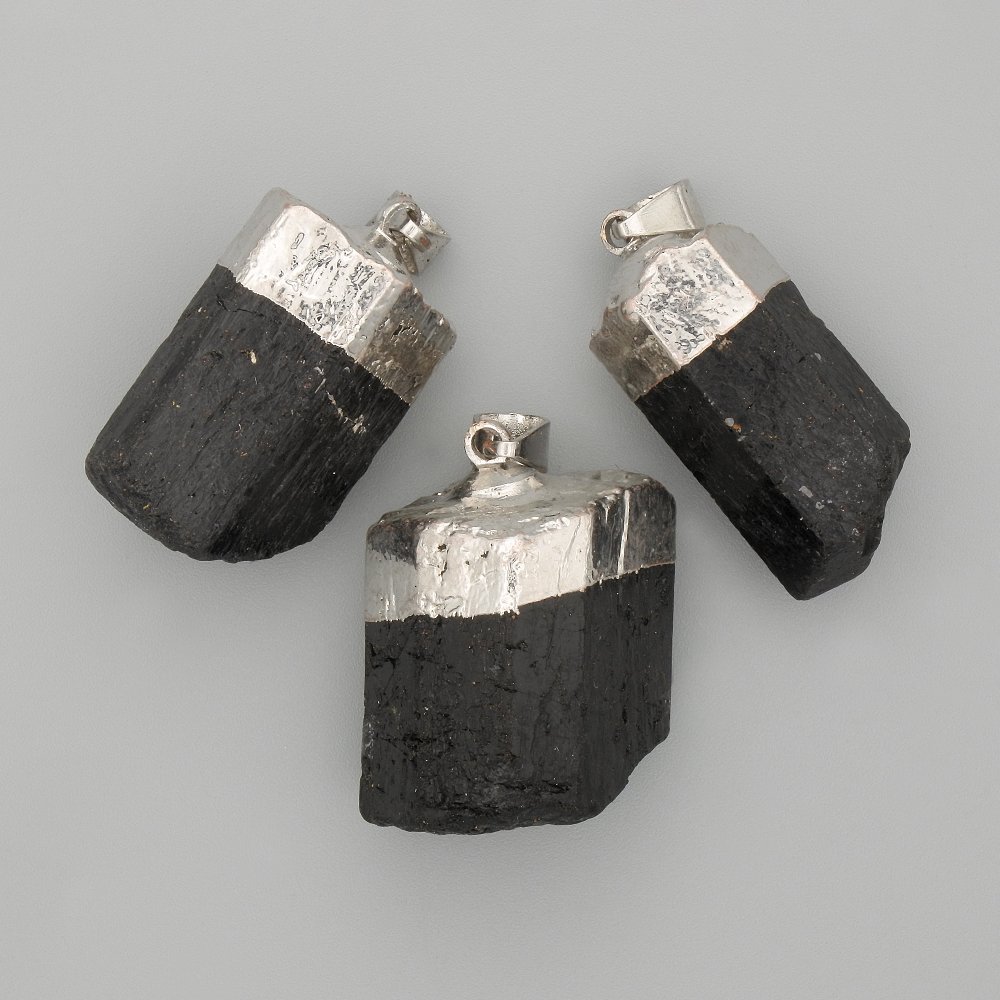 תליון טורמלין לא מעובד, אבן טורמלין, קוטר בערך 28×18 מ״מ, אורך 45 מ״מ+