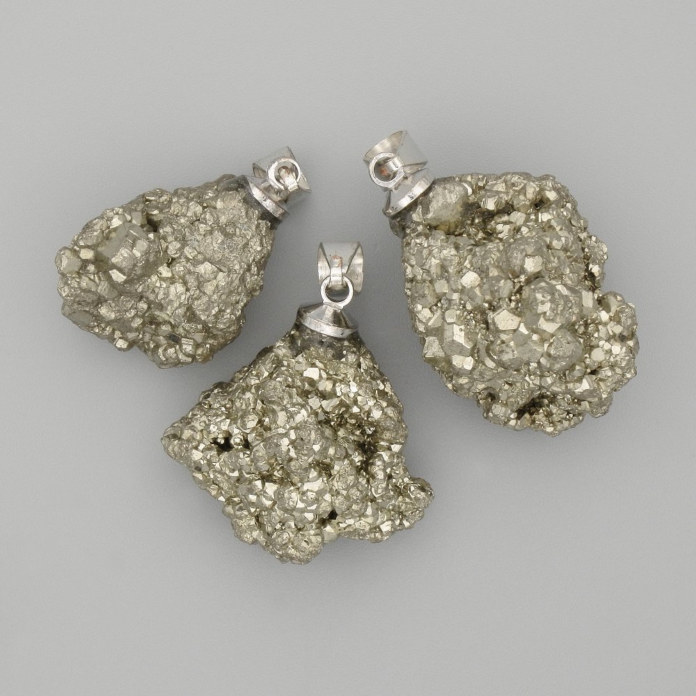 תליון פיריט גולמי, מידות בערך 25×18 מ״מ, אורך 40 מ״מ+