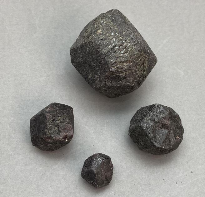 גרנט טבעי גולמי, קוטר 12-35×10-30×10-30 מ"מ ± (מגוון מידות) (מחיר ל-100 גרם)