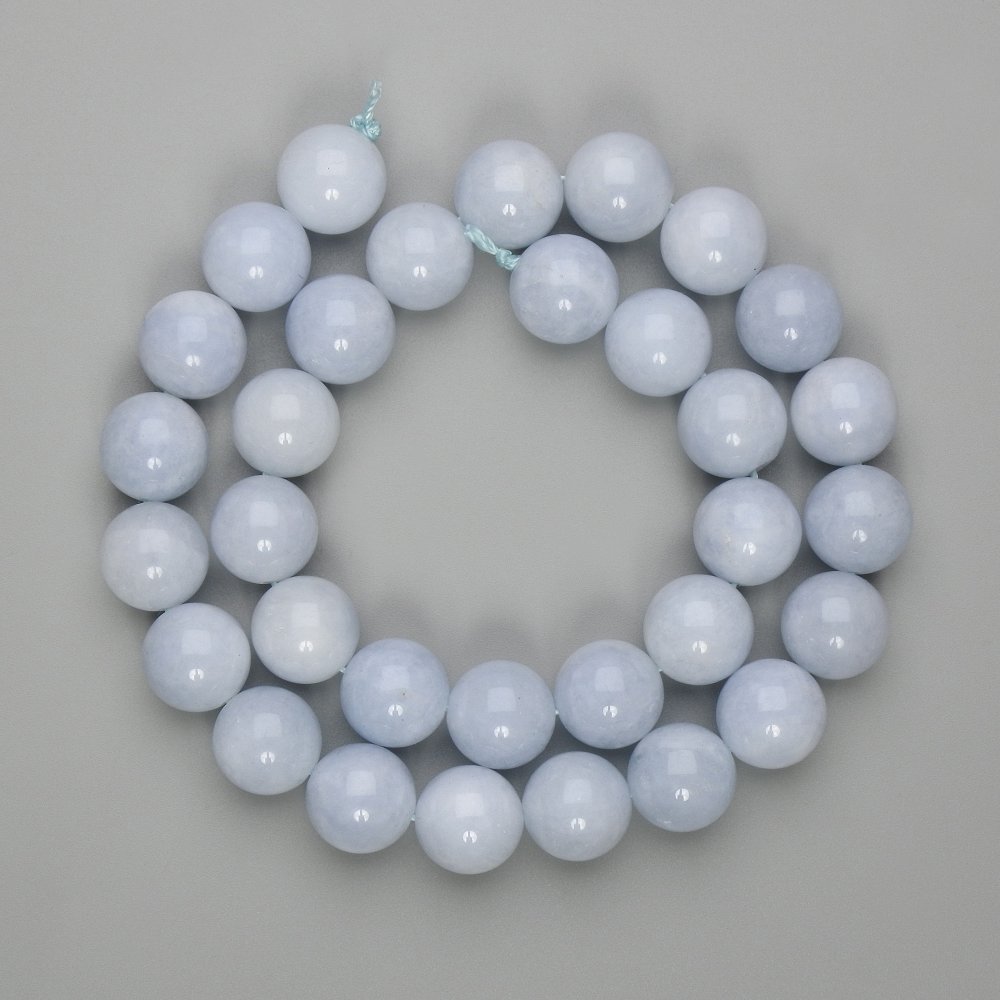 חרוזי אקוומרין כדור חלק, קוטר כ-12 מ״מ, אורך כ-39 ס״מ על חוט