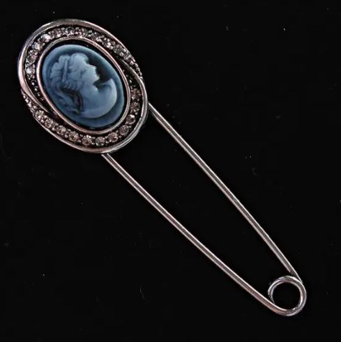 סיכת קמיאה עם סטרזים אפורים, מתכת כסופה 20×72 מ״מ