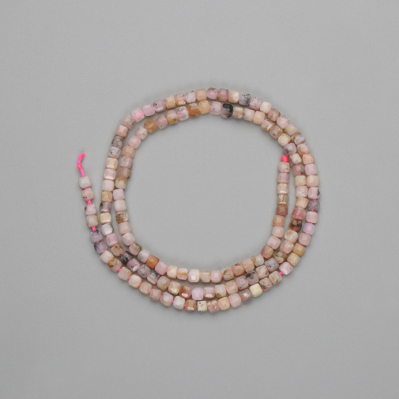 חרוזי רודונייט חצובים בצורת קובייה 3×3 מ״מ, אורך כ-39 ס״מ על חוט