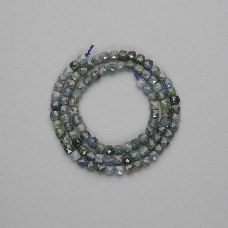 חרוזי ספיר מלוטשים בצורת קוביה 4×4 מ"מ, אורך 39 ס"מ ± על חוט