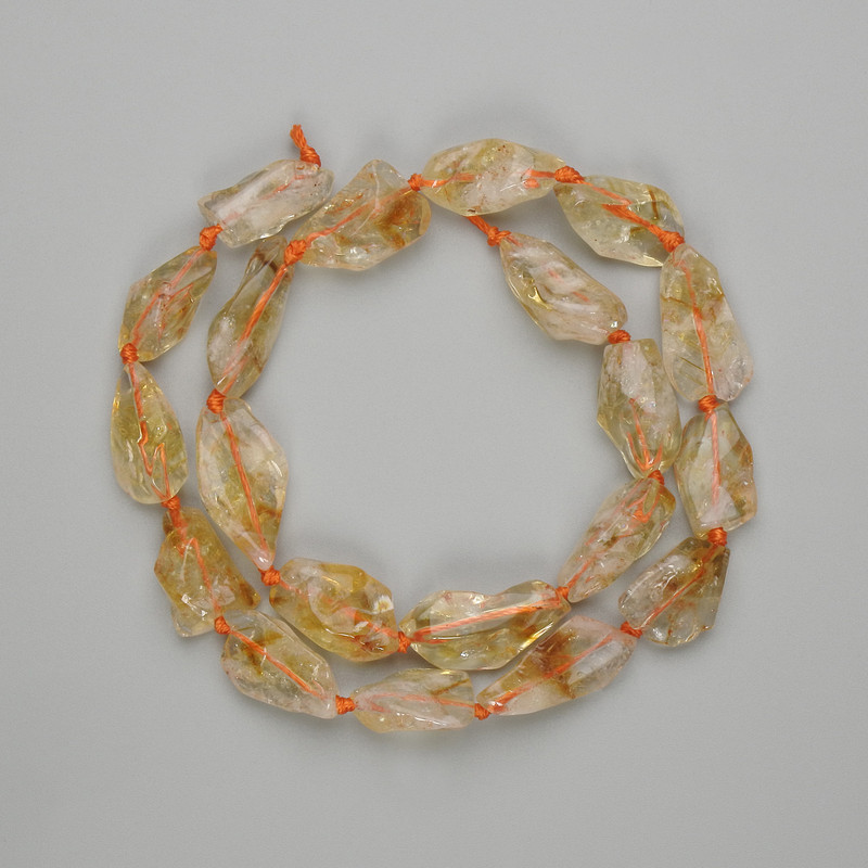 חרוזי ציטרין חתוכים 11–15×6–8 מ״מ, אורך כ-39 ס״מ על חוט