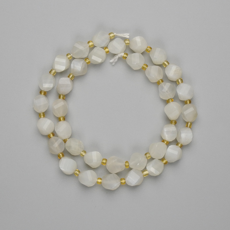 חרוזי בלומריט בצורת יהלום מחורצים 8×7 מ״מ +- על חוט