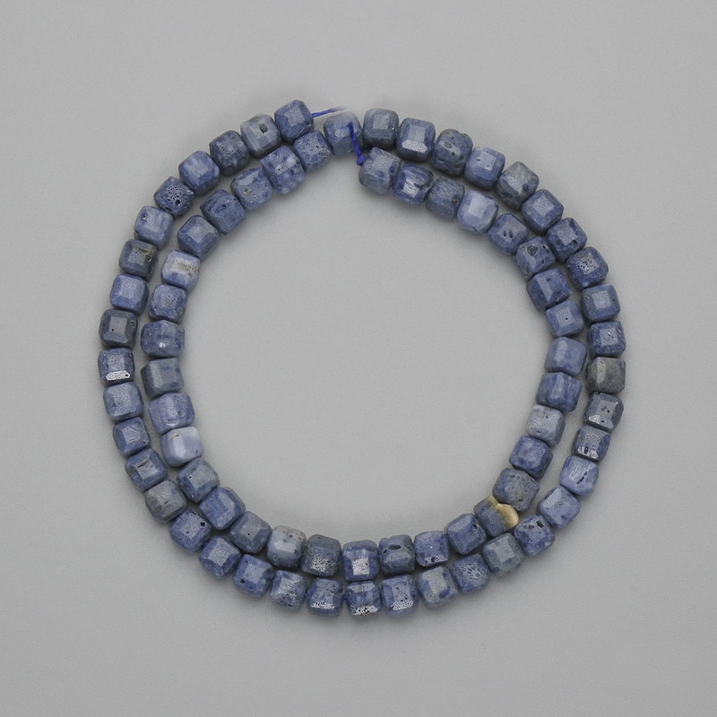 חרוזי אלמוג ספוג בצורת קוביות מחוספות 5×5 מ״מ, אורך כ-37 ס״מ על החוט