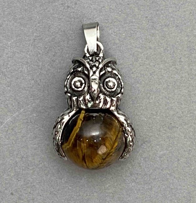 תליון ינשוף עם עין הטייגר, מתכת כסופה, קוטר 30×20 מ"מ ±, אורך 37 מ"מ ±