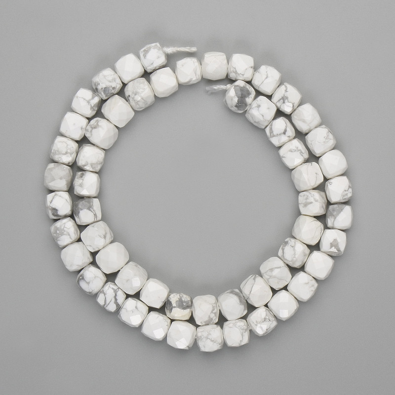 חרוזי קאולונג מלוטשים בצורת קוביה 7×7 מ״מ, אורך 39 ס״מ על חוט