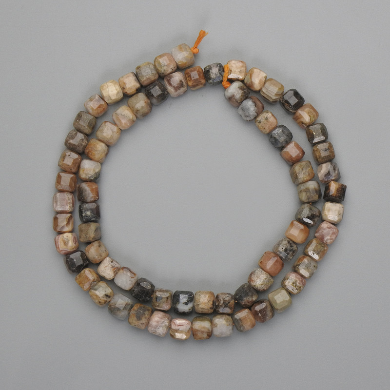 חרוזי רודוכרוזיט בצורת קוביה מחוספסת 5×5 מ״מ, על חוט באורך כ-39 ס״מ