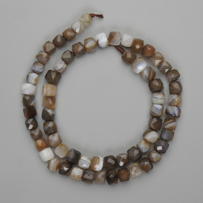 חרוזי אגט מחורצים בצורת קובייה 6×6 מ״מ, אורך כ-39 ס״מ, על חוט