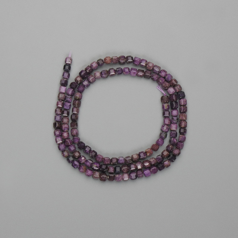 חרוזי צ'ארואייט מחורצים בצורת קוביה 3×3 מ״מ±, אורך 39 ס״מ± על חוט