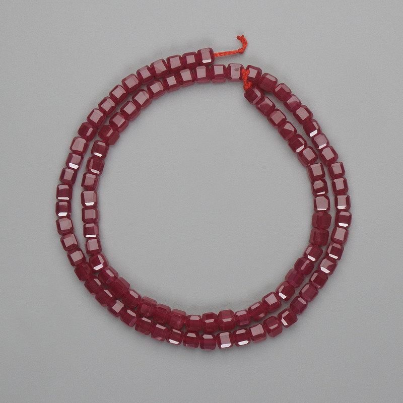 חרוזי טורמלין בצורת קוביות מחורצות 4×4 מ״מ, אורך כ-38 ס״מ על חוט