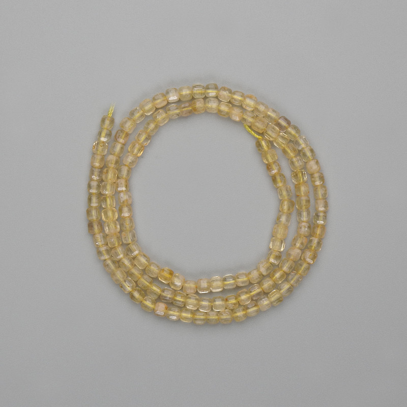 חרוזי ציטרין בצורת קוביה משובצת 3×3 מ״מ, אורך כ-39 ס״מ על חוט