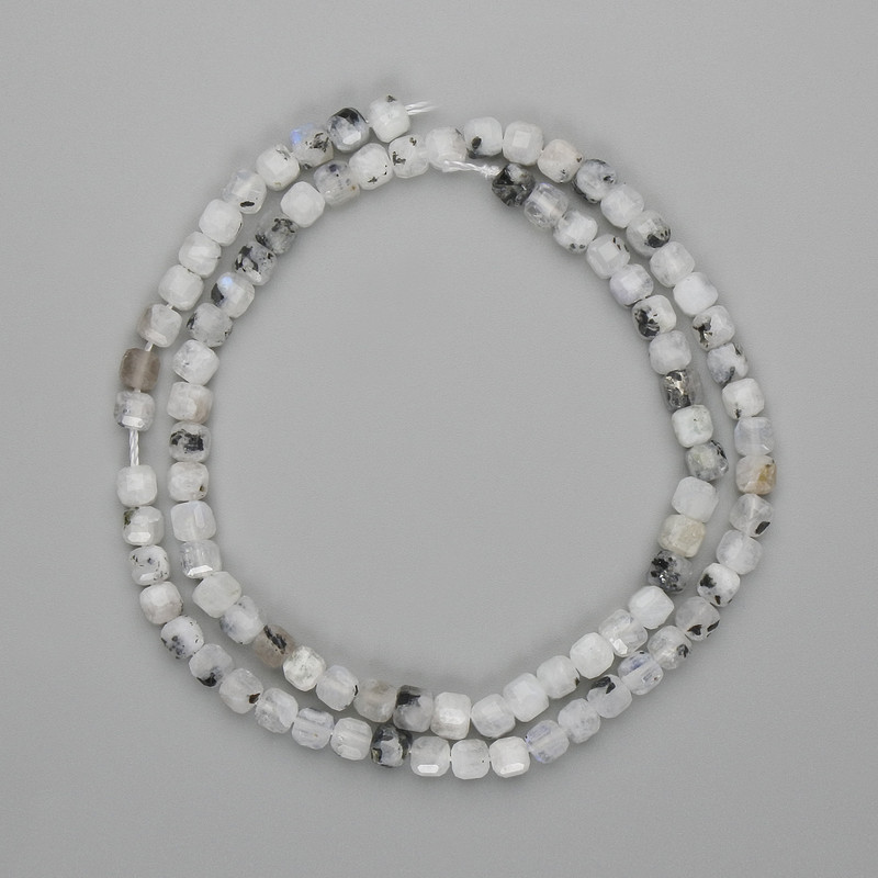 חרוזי אדולאר מחוספים בצורת קובייה 4×4 מ״מ, אורך כ-38 ס״מ על חוט