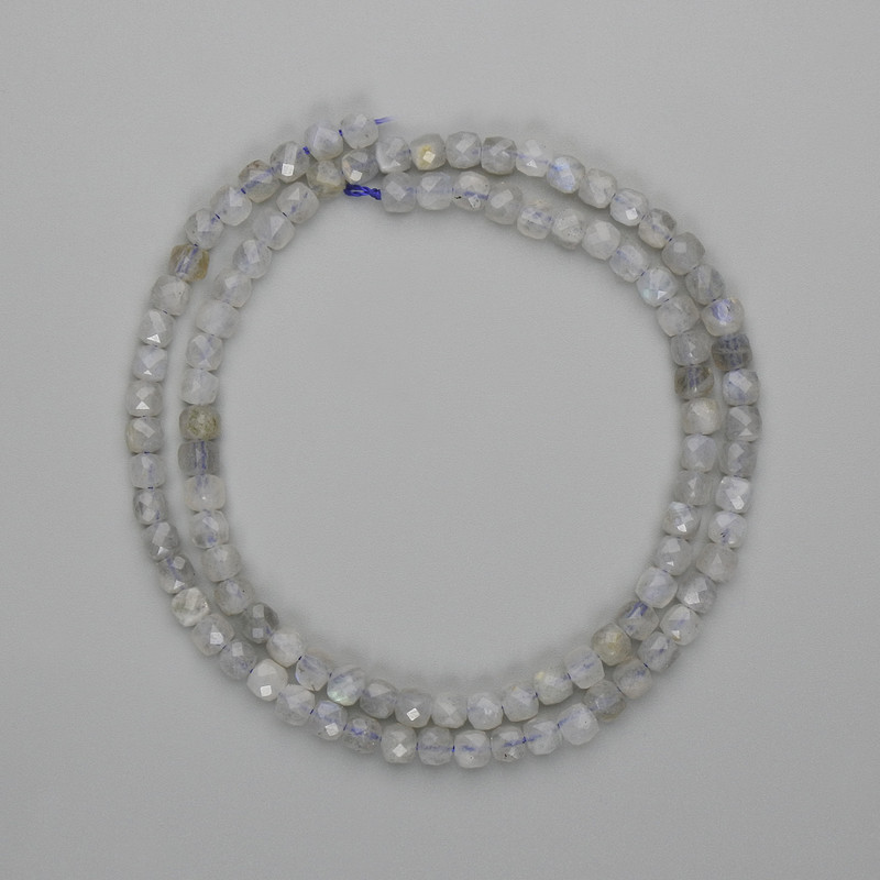 חרוזי לברדורייט בצורת קוביות מגולפות 4×4 מ״מ, אורך כ-39 ס״מ — על חוט