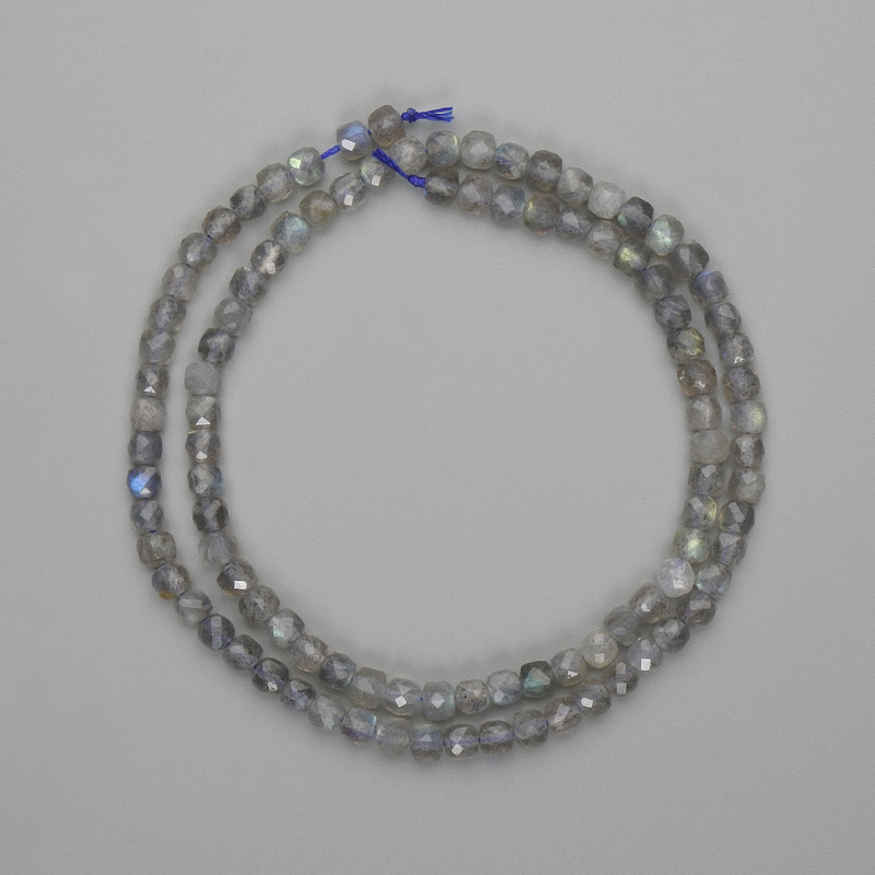 חרוזי לאברדרייט בצורת קוביה מגרענת 4×4 מ״מ, אורך כ-39 ס״מ על חוט