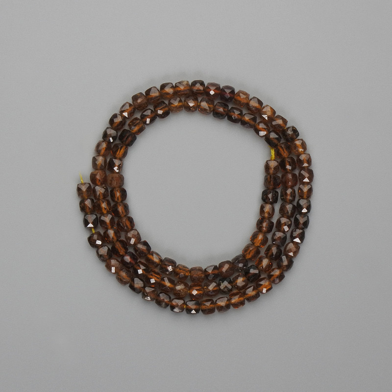 חרוזי הסוניט חצובים בצורת קוביה 4 מ״מ, אורך כ-39 ס״מ על החוט