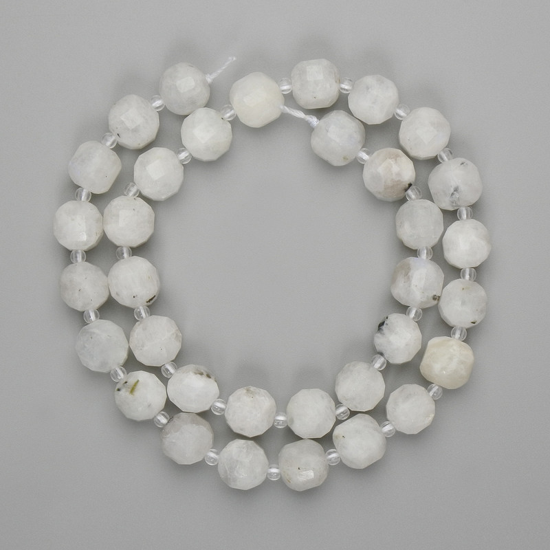 חרוזי אדולאר בצורת קוביות מגולפות 9×9 מ״מ על חוט