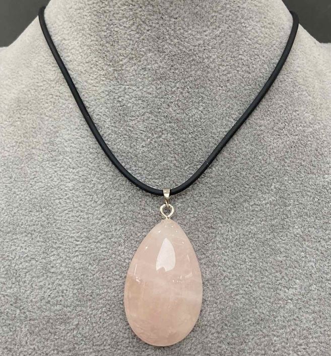 תליון קוורץ ורוד בצורת טיפה, בקוטר 42×25 מ״מ +- על חוט גומי, אורך 52 ס״מ + שרשרת אורך 5 ס״מ
